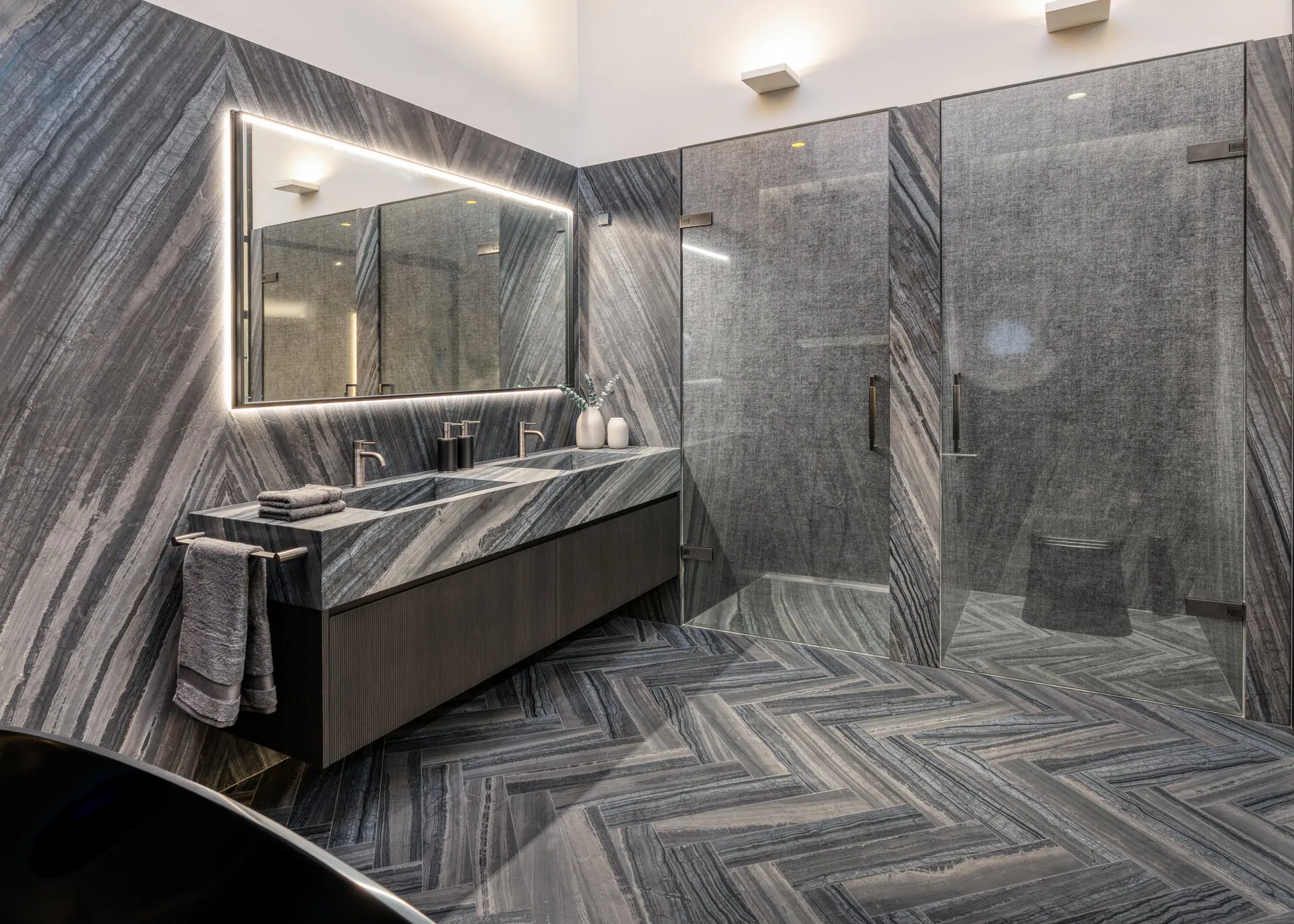 Double vanity with backlit mirror in Vienna Leopoldstadt penthouse ensuite