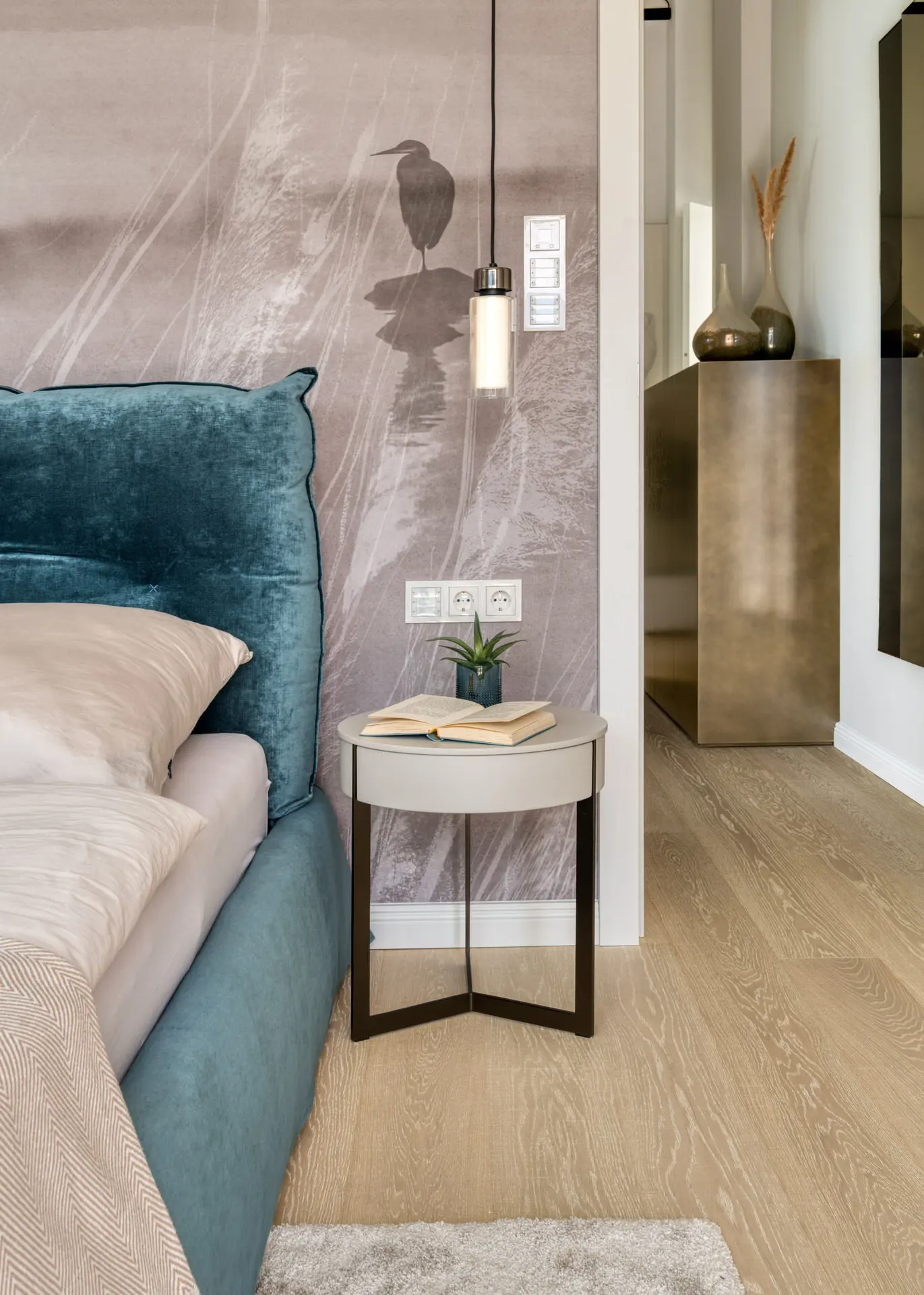 Bedroom headboard and bedside mural detail in Millstätter See apartment