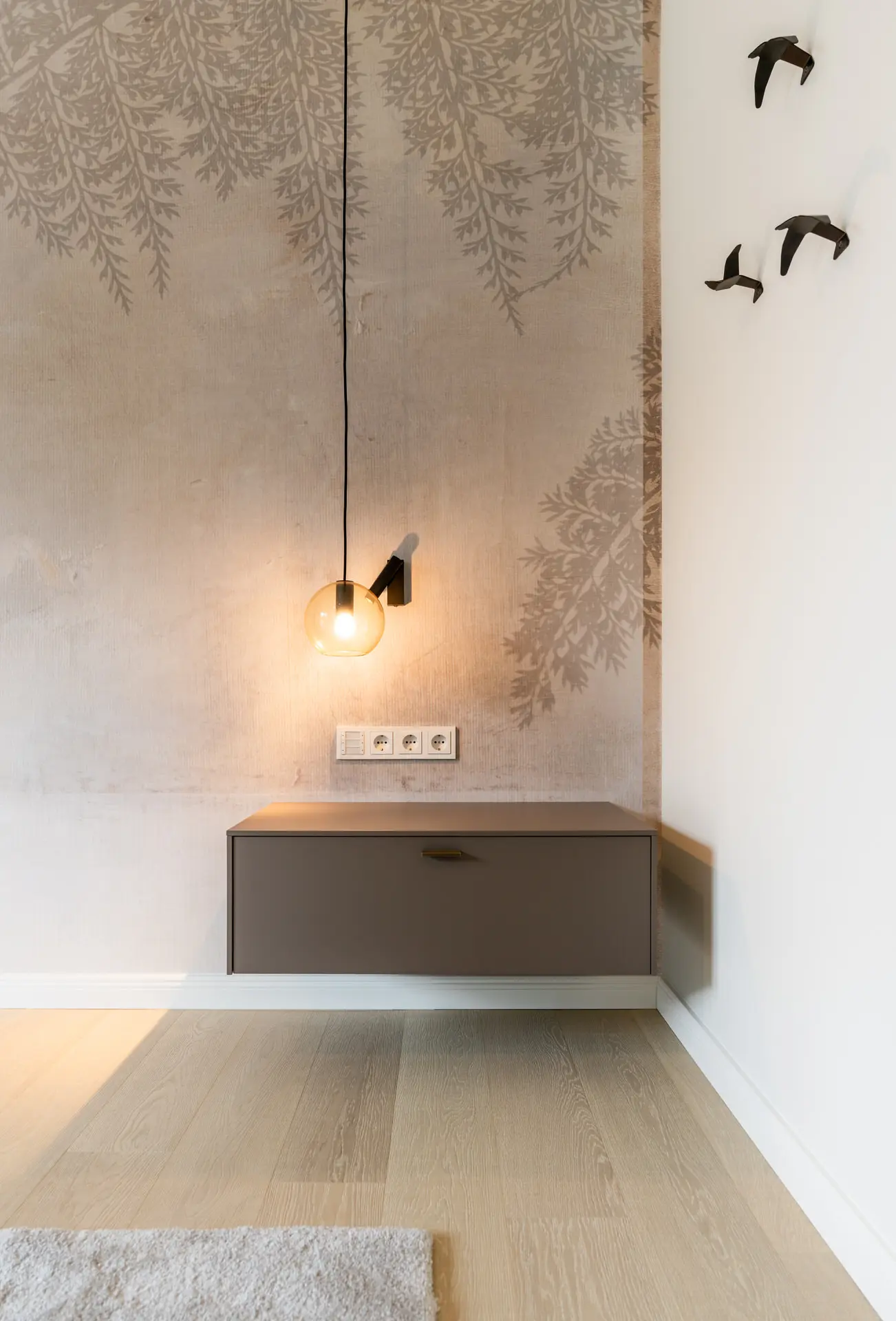 Bedroom nook with botanical mural in Millstätter See lakeview apartment