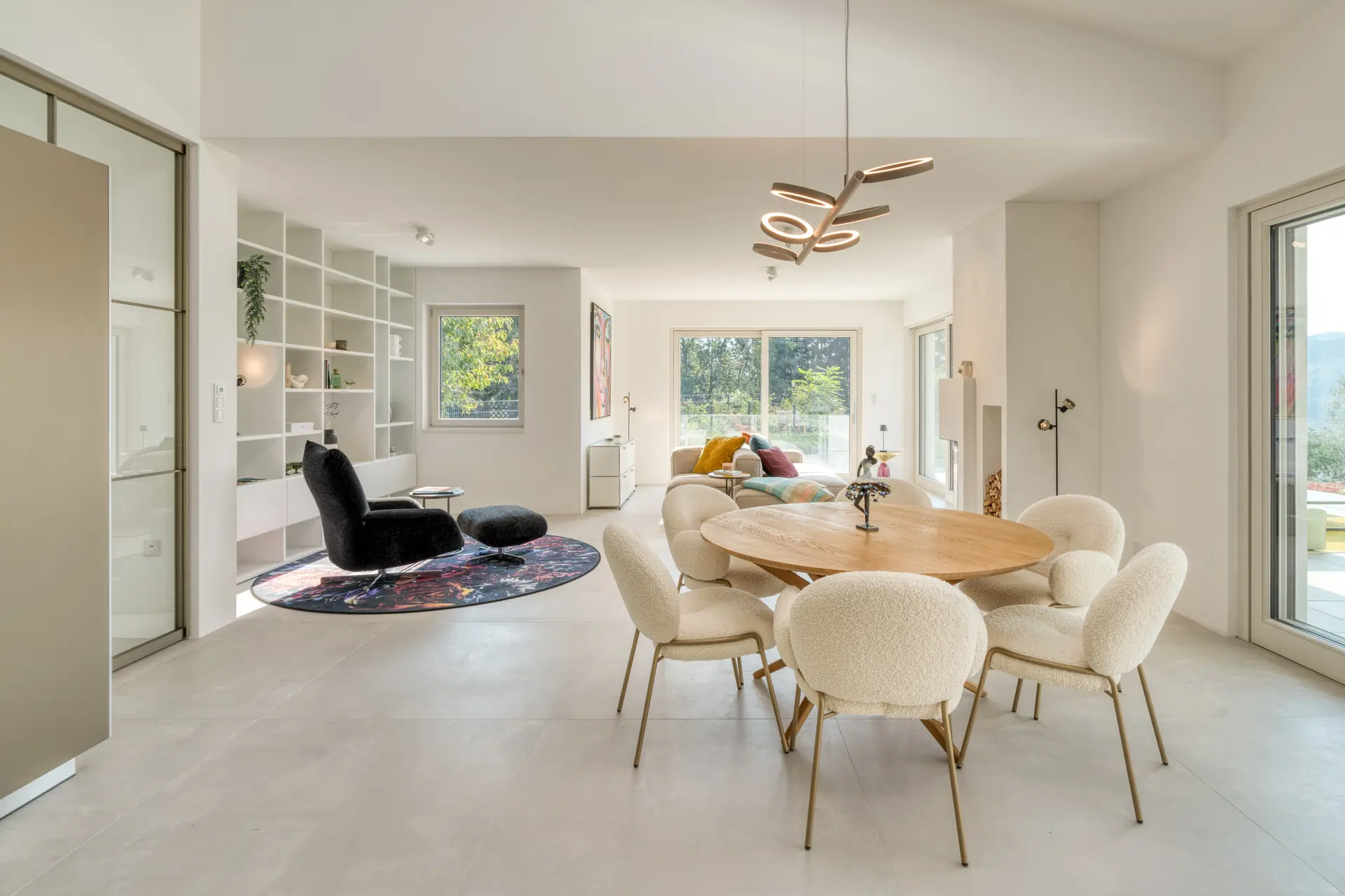 Open-plan dining and living area in Millstätter See luxury apartment