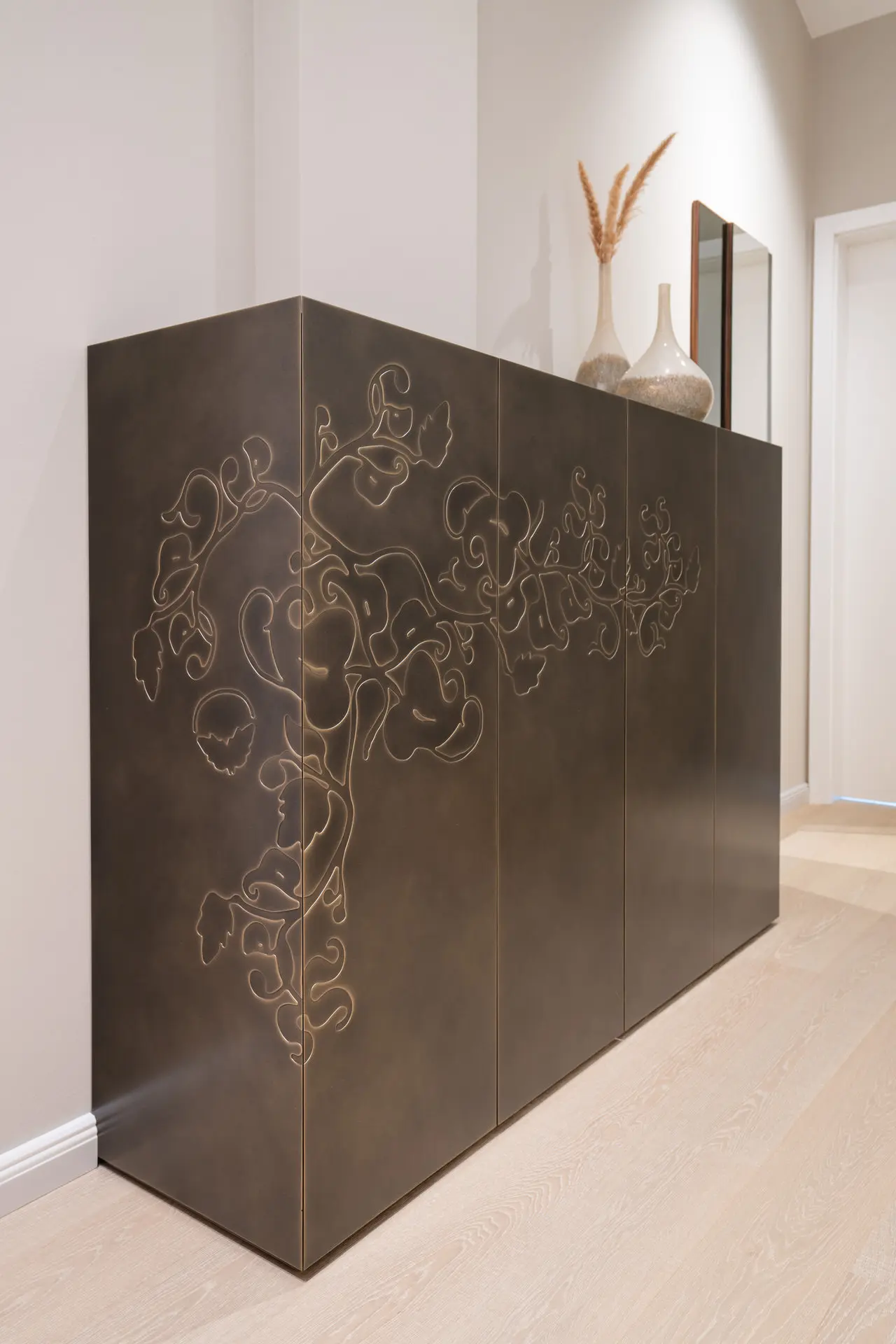 Hallway with bronze-embossed cabinet in Millstätter See apartment
