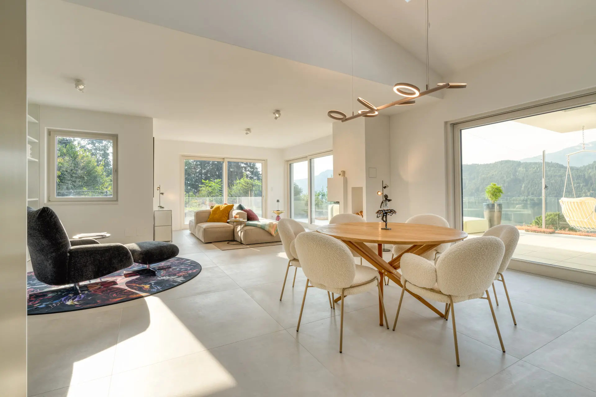 Open-plan living with lake view at Millstätter See