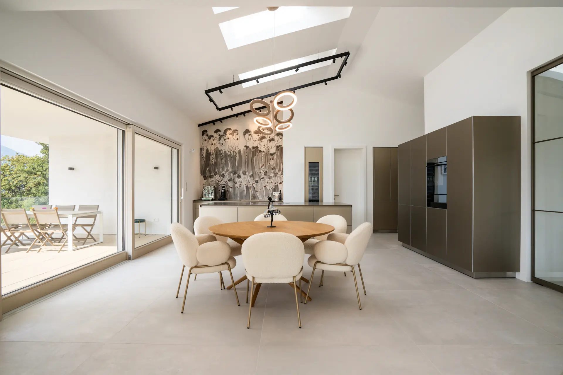 Kitchen and dining area with bronze skylight in Millstätter See apartment