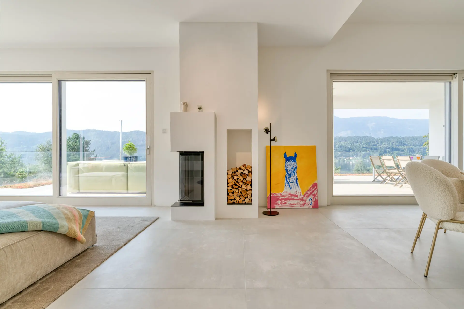 Living room with modern fireplace in Millstätter See lakeview apartment