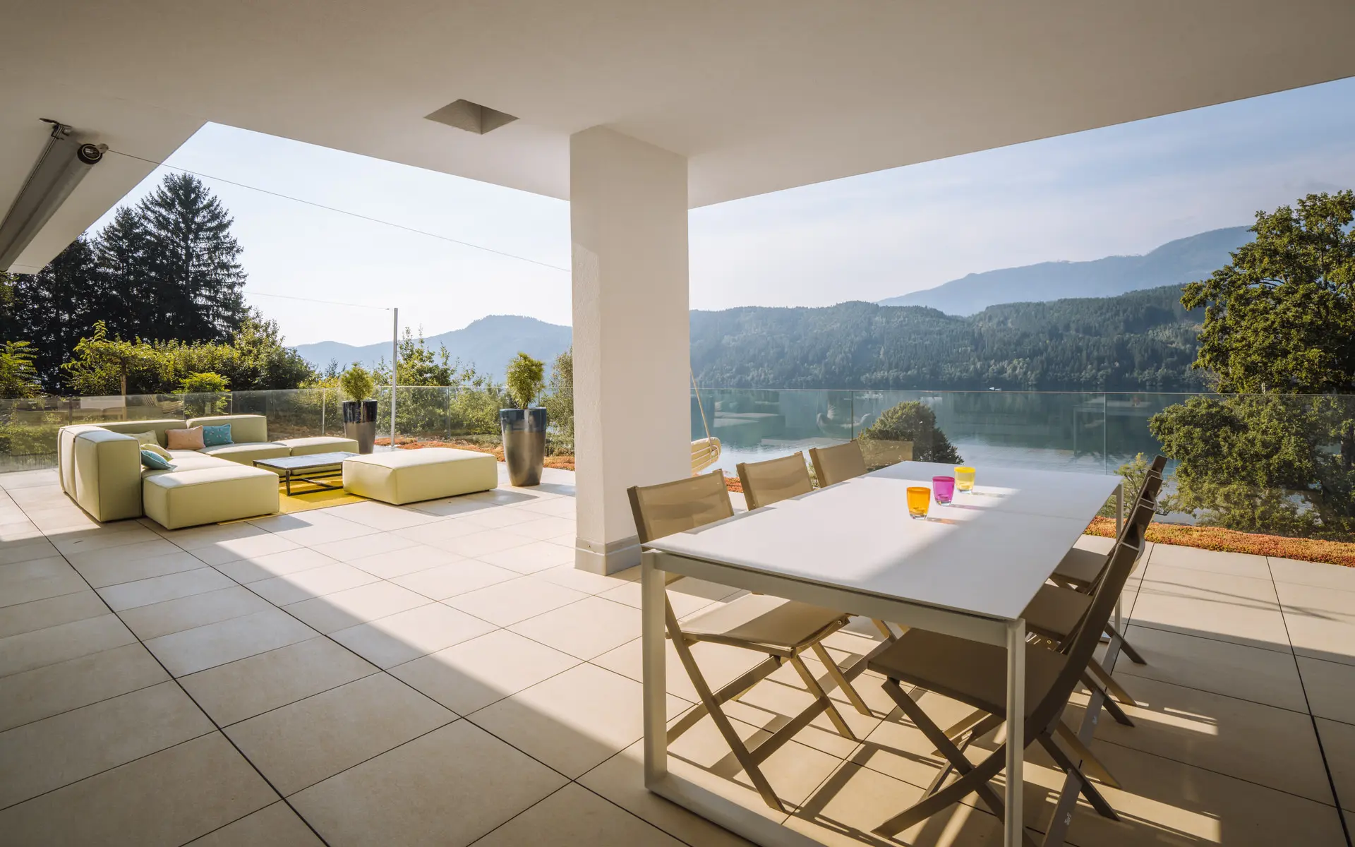 Outdoor terrace dining area overlooking Millstätter See