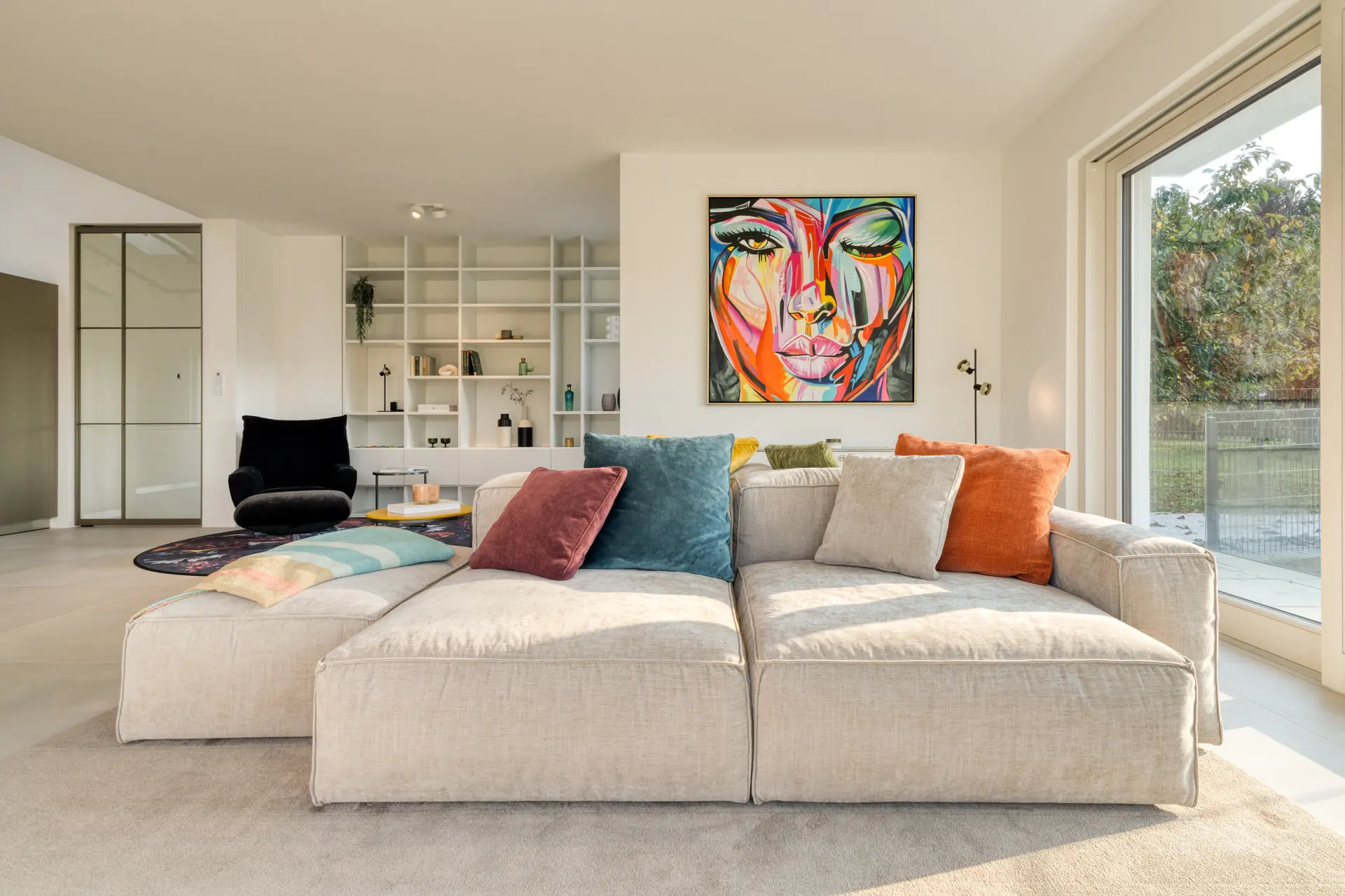 Sectional sofa with pop art print in Millstätter See luxury apartment
