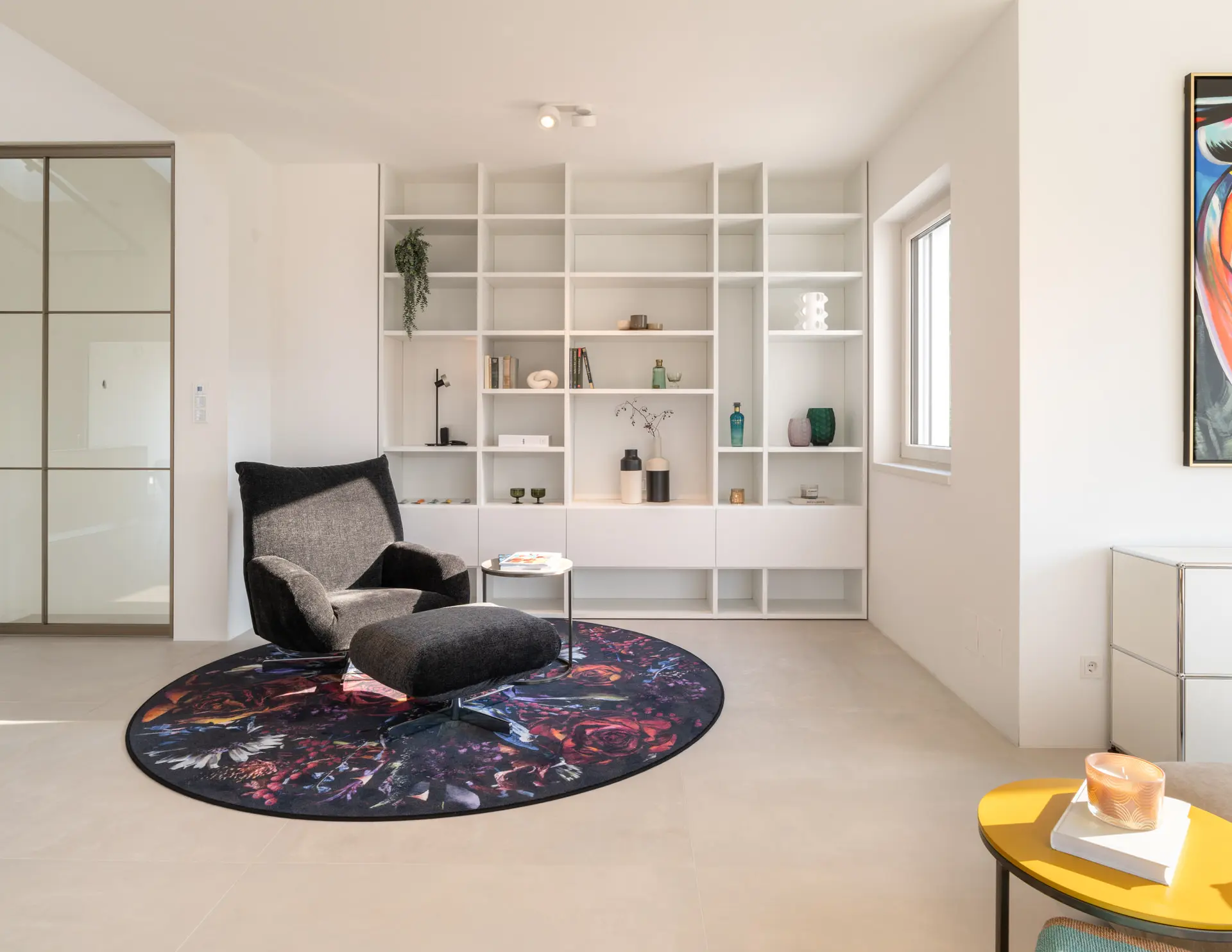 White shelving unit and lounge chair in Millstätter See apartment