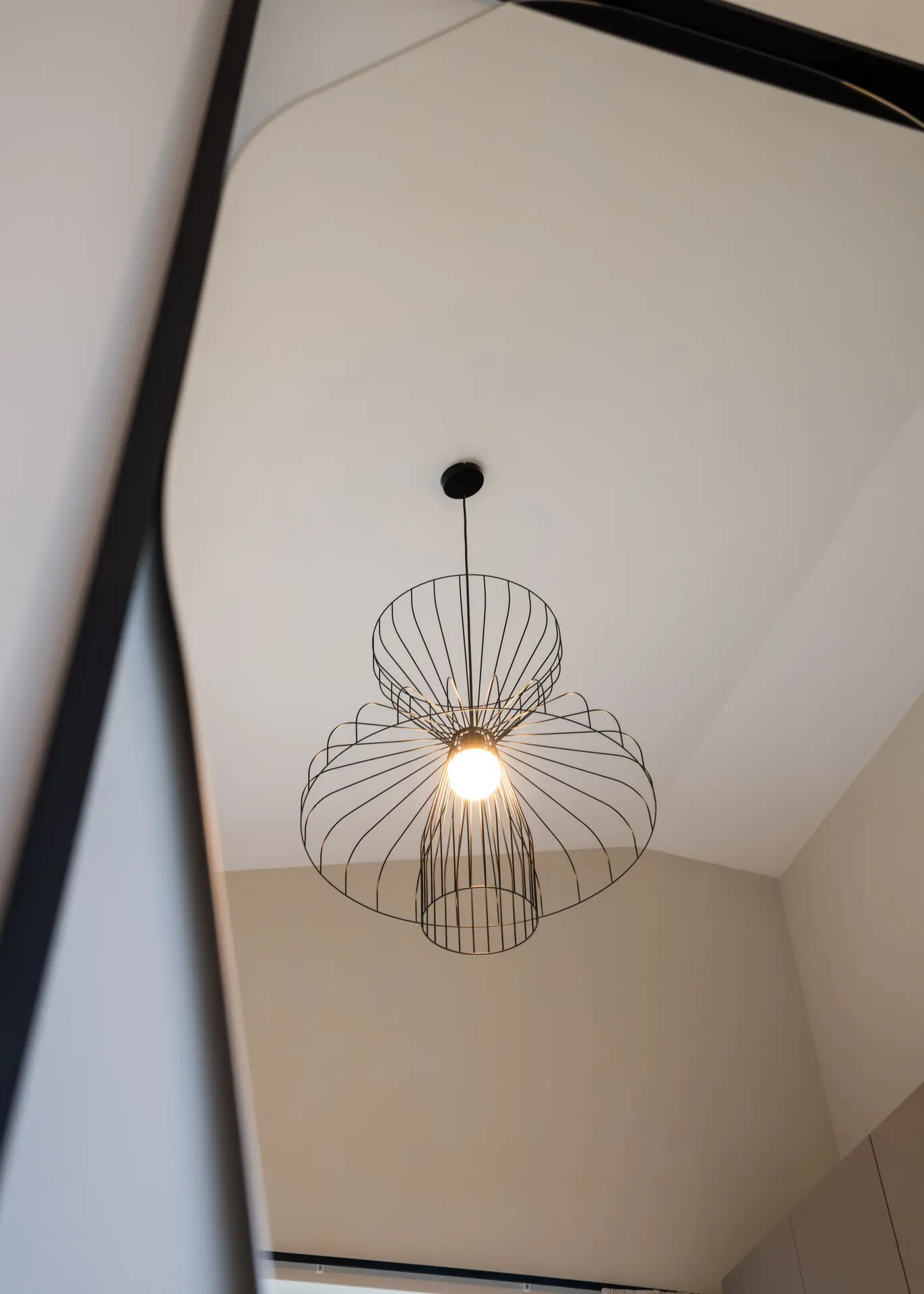 Wire pendant chandelier detail in Millstätter See luxury apartment dining area