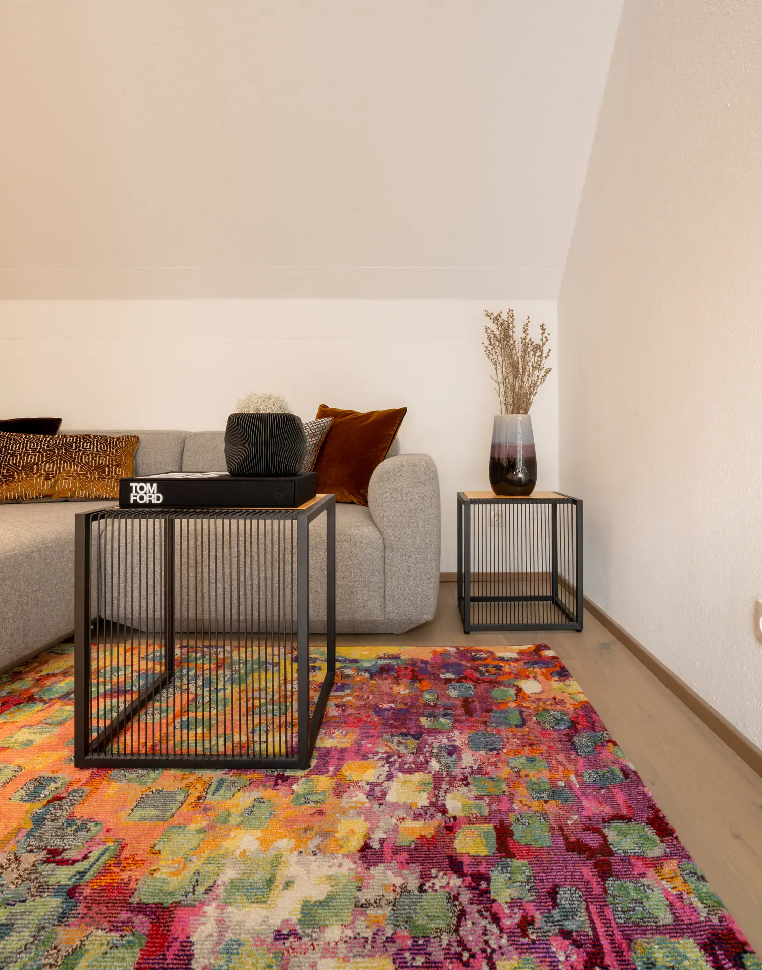 Living room with colourful statement rug in modern Linz apartment